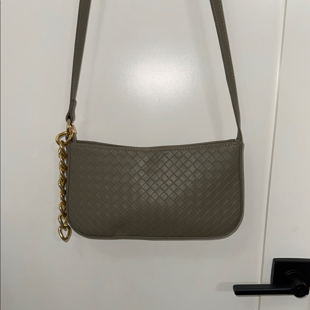 MW Woman's Contemporary Shoulder Bag with Gold Chain and Zipper closure
